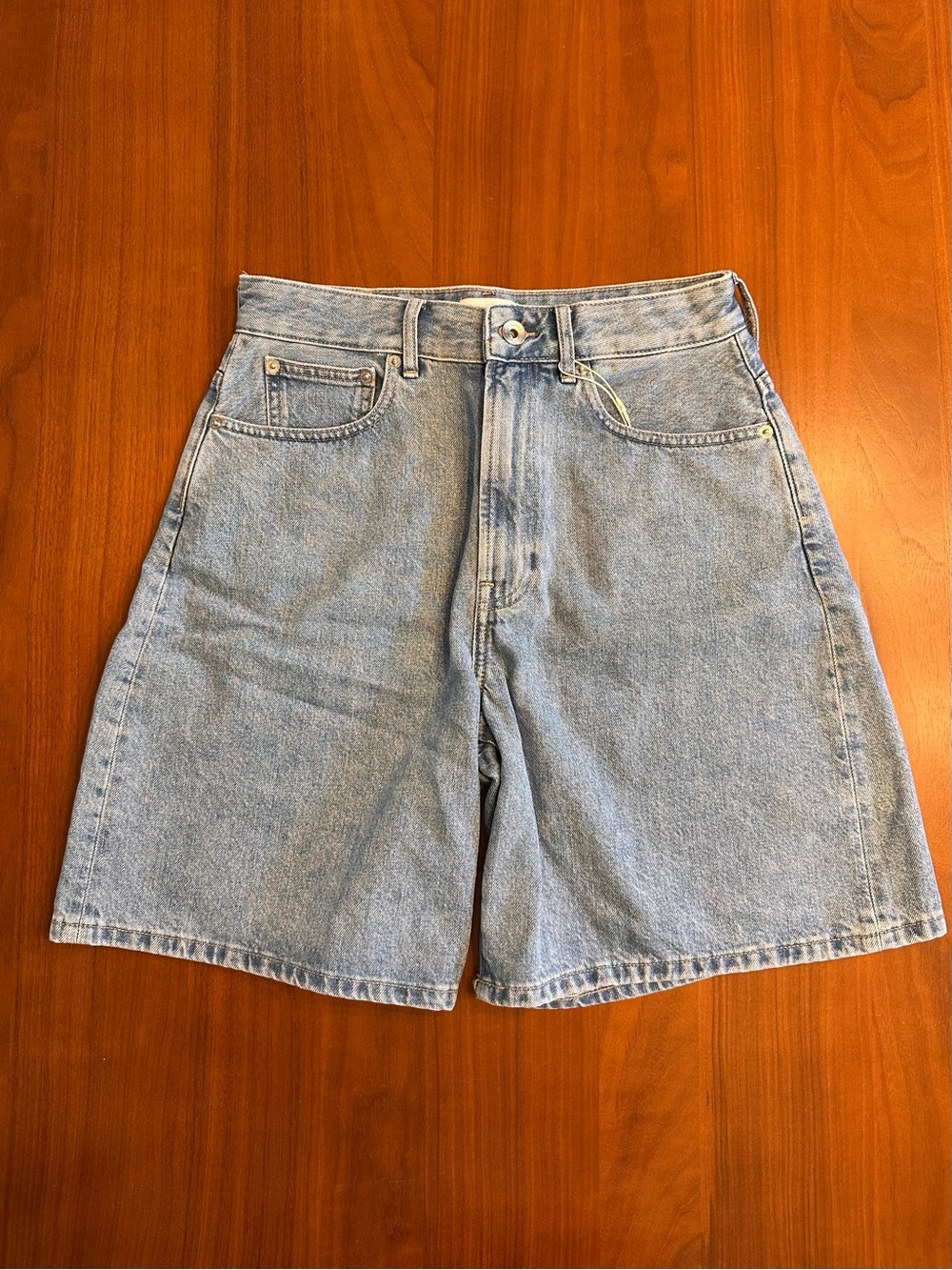 Everlane Women’s Light Blue Denim Bermuda Shorts. Size 27R